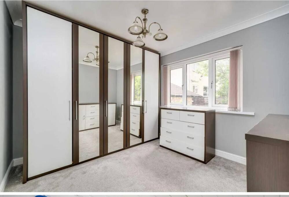 Frank Lane Villa Dewsbury Bagian luar foto